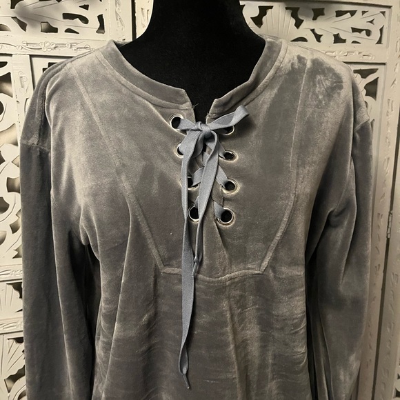 SPRING & MERCER MARVELOUS VELVETY SOFT & WARM SILVER GRAY LONG SLEEVE TOP - Picture 4 of 7